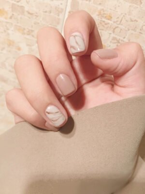 Light khaki smudge false nails